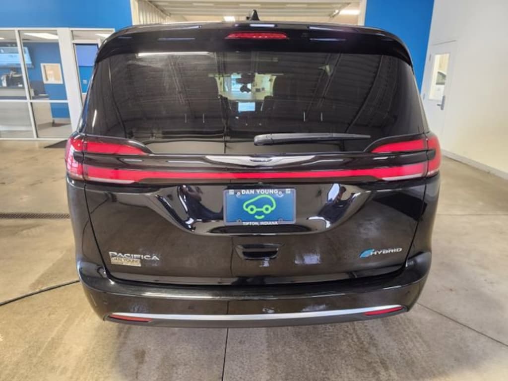 Used 2025 Chrysler Pacifica Hybrid Pinnacle Minivan
