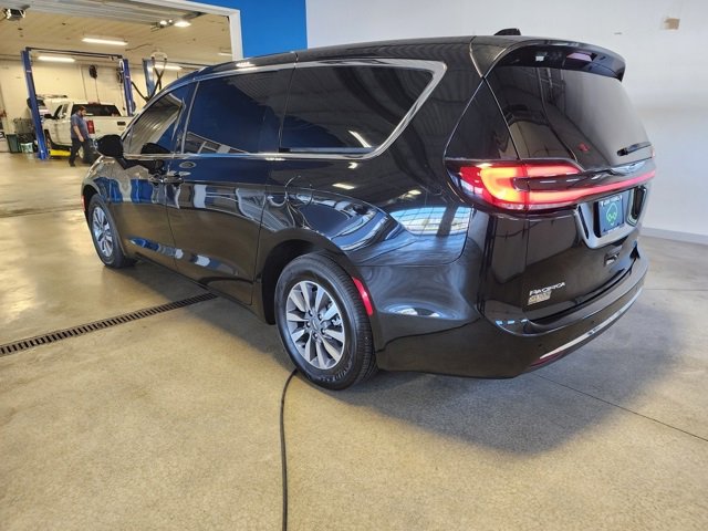 2024 Chrysler Pacifica Hybrid photo 2