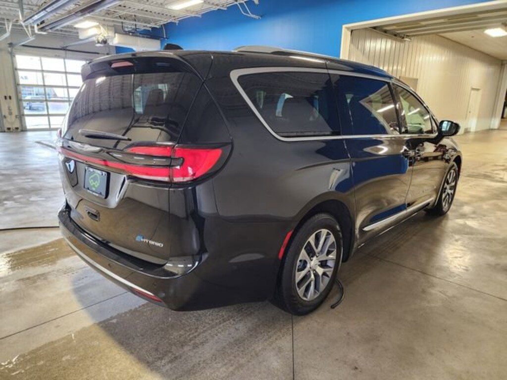 Used 2025 Chrysler Pacifica Hybrid Pinnacle Minivan