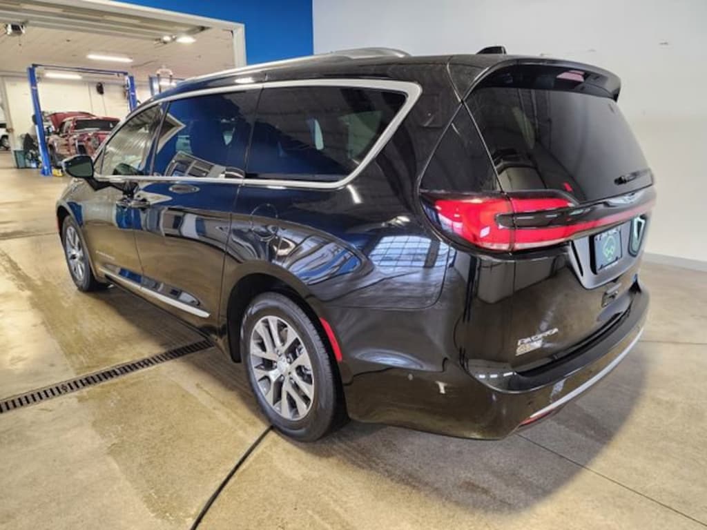 Used 2025 Chrysler Pacifica Hybrid Pinnacle Minivan