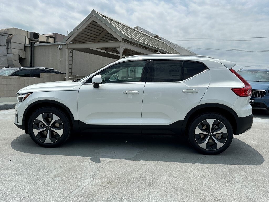 2025 Volvo XC40 Plus photo 2