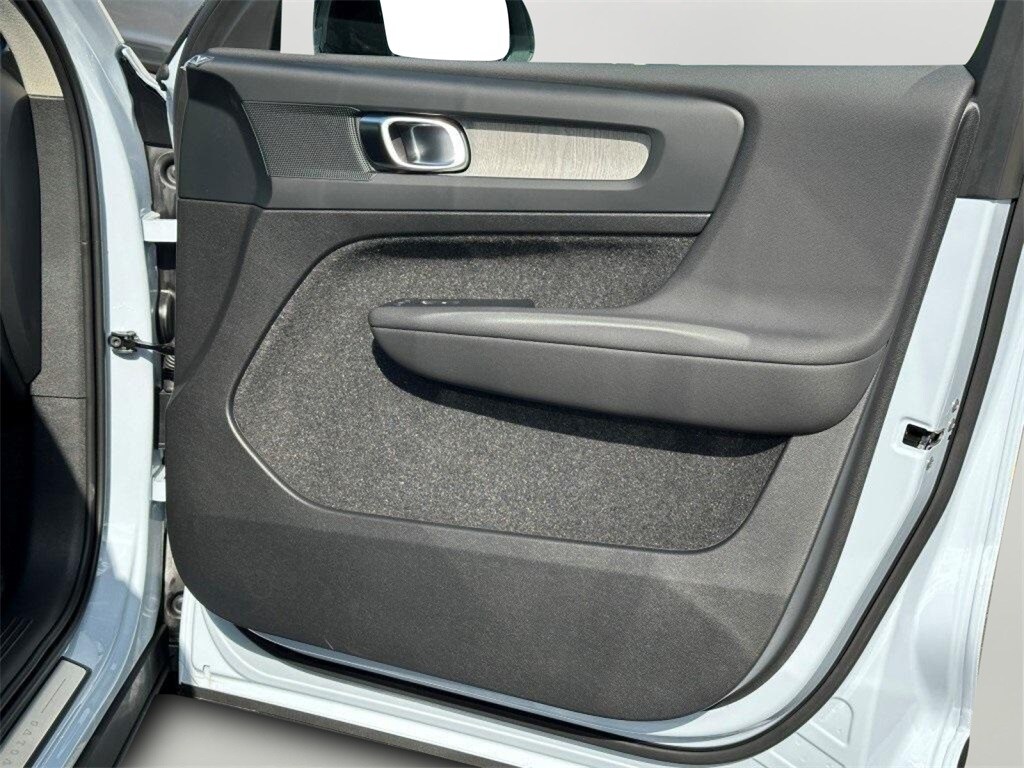 2026 Volvo XC40 Plus - Photo 12