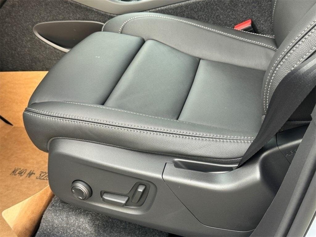 2026 Volvo XC40 Plus - Photo 18