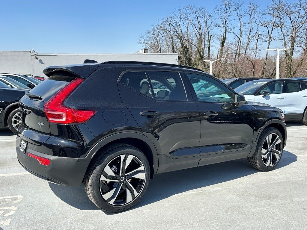 2025 Volvo XC40 photo 3