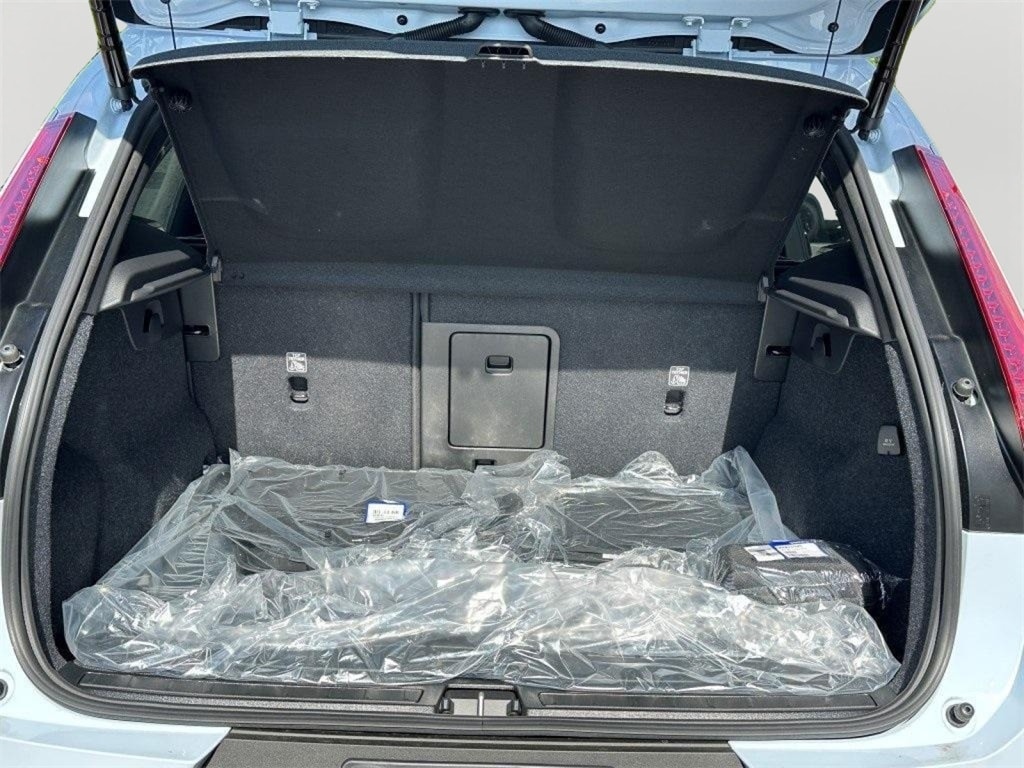 2026 Volvo XC40 Plus - Photo 6