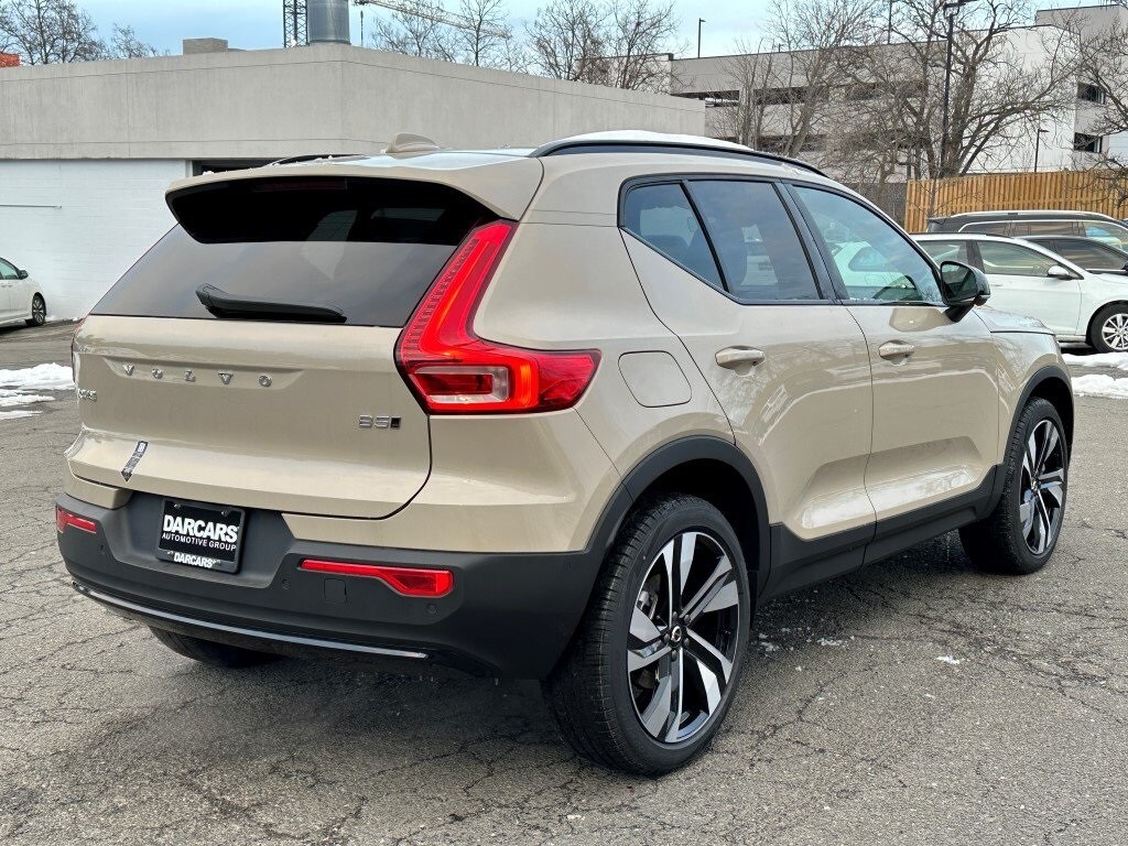 2025 Volvo XC40 photo 2