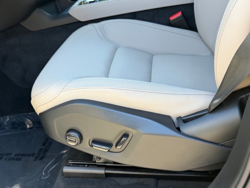 2026 Volvo XC90 Plus - Photo 17