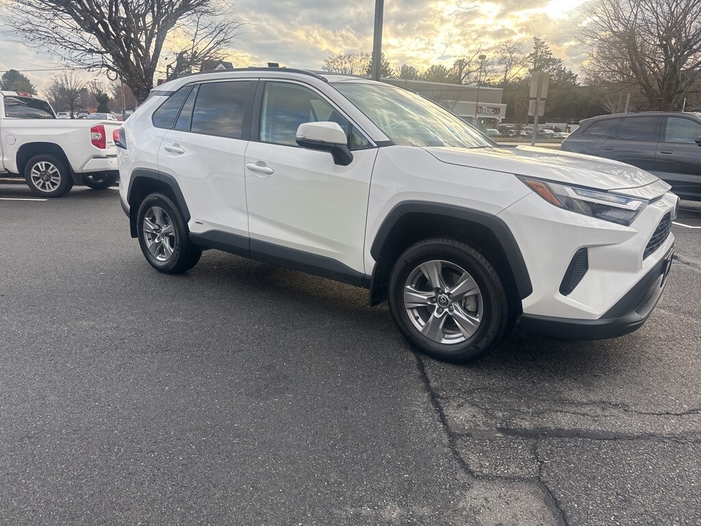 2022 Toyota RAV4 Hybrid XLE photo 2