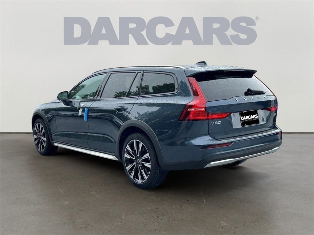 2025 Volvo V60 Cross Country B5 photo 3