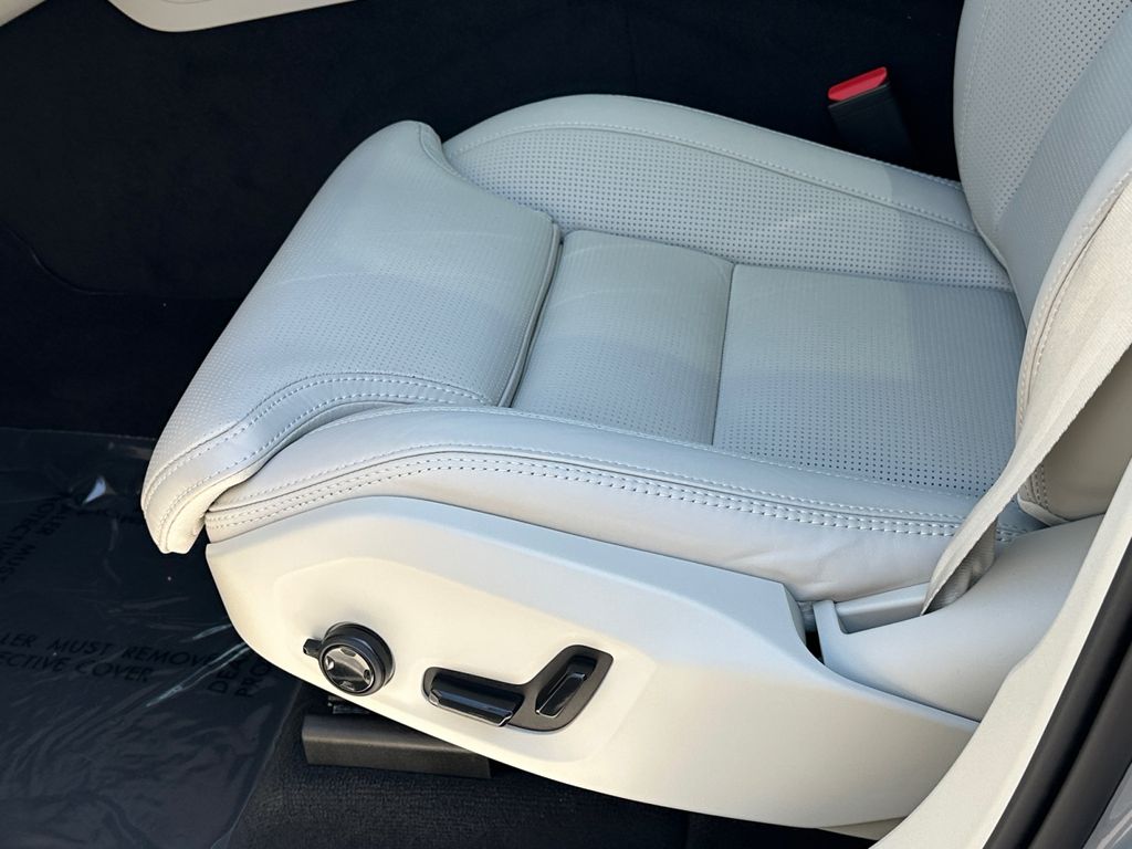 2026 Volvo XC60 Ultra - Photo 16