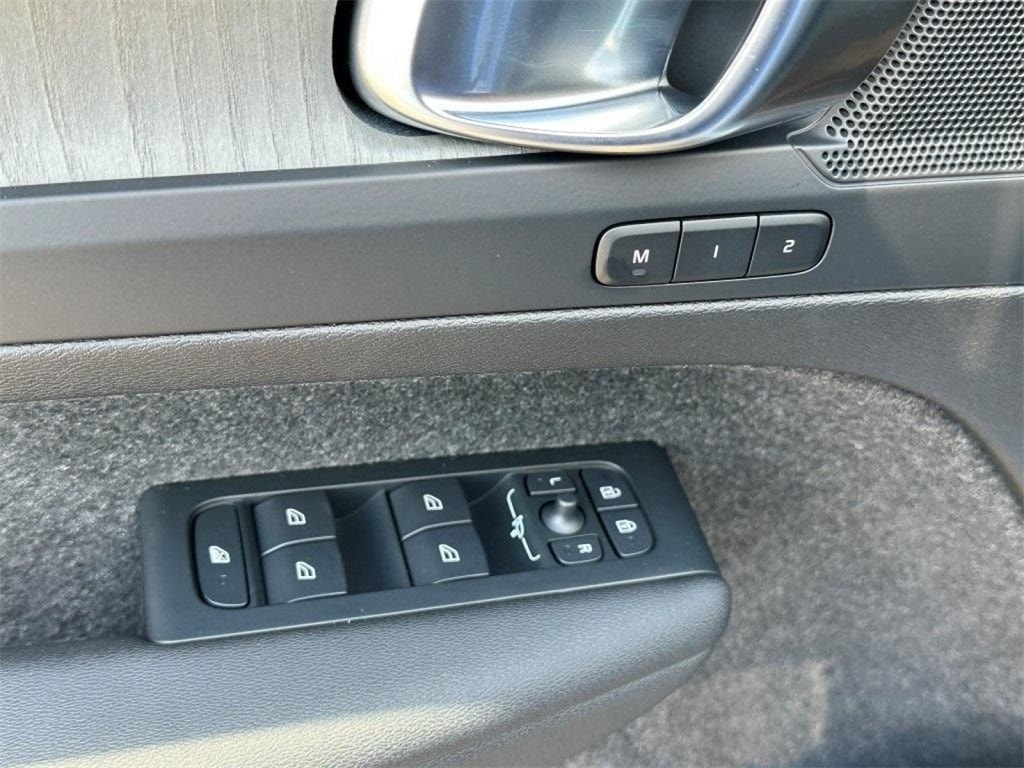 2026 Volvo XC40 Plus - Photo 17