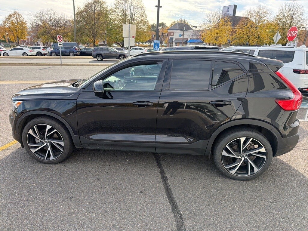 Certified 2022 Volvo XC40 T5 AWD R-Design SUV