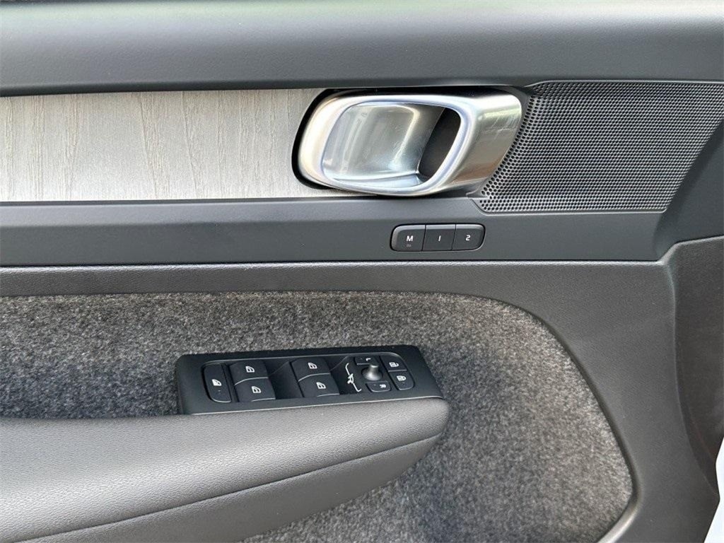 2026 Volvo XC40 Plus - Photo 16