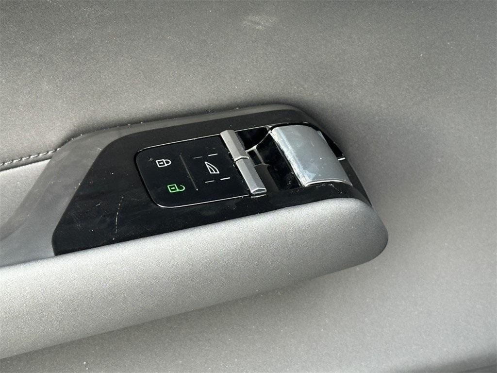 2025 Volvo EX90 Plus - Photo 16