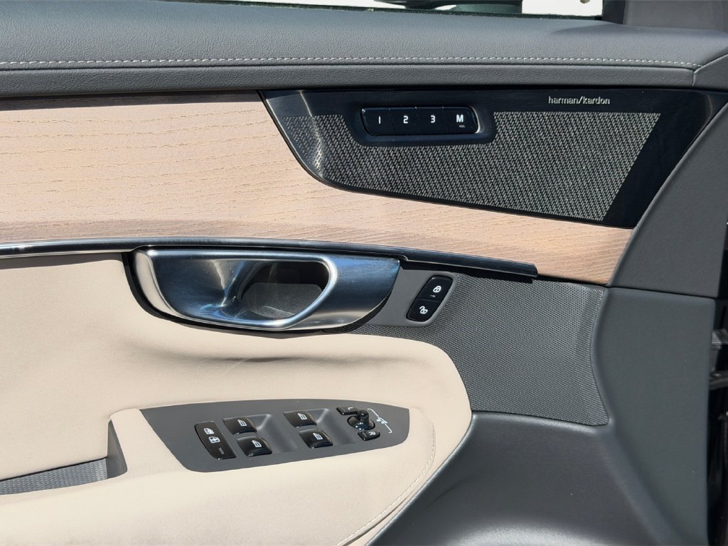 2026 Volvo XC90 Plus - Photo 15