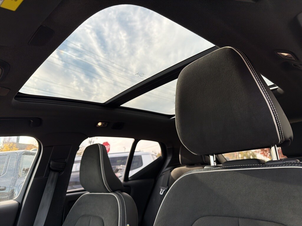 Certified 2022 Volvo XC40 T5 AWD R-Design SUV