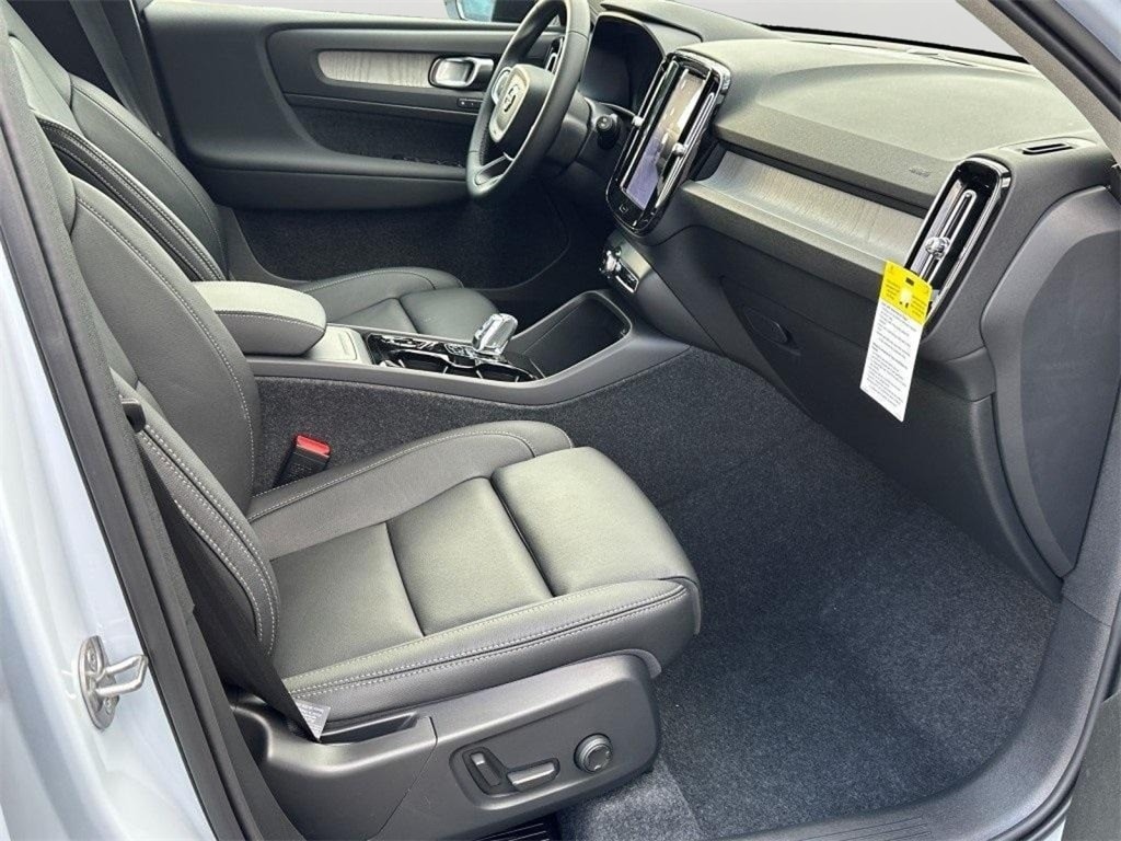 2026 Volvo XC40 Plus - Photo 10