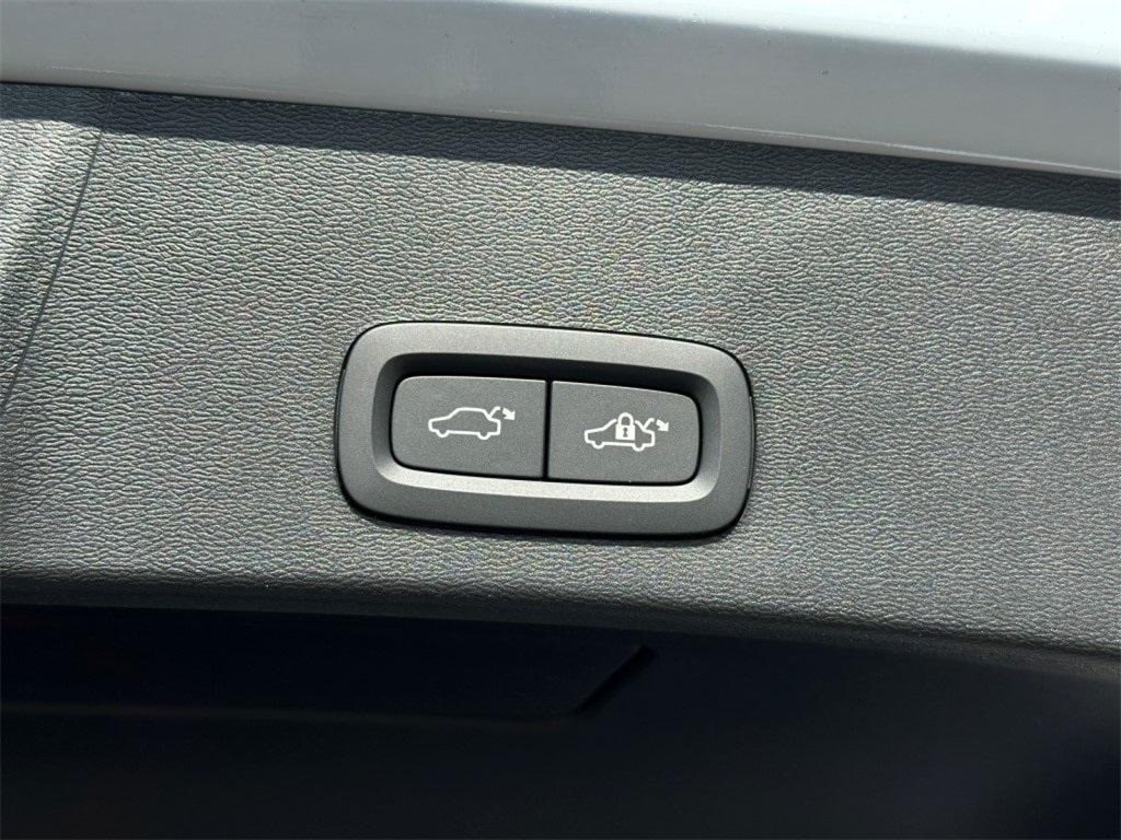 2026 Volvo XC40 Plus - Photo 7