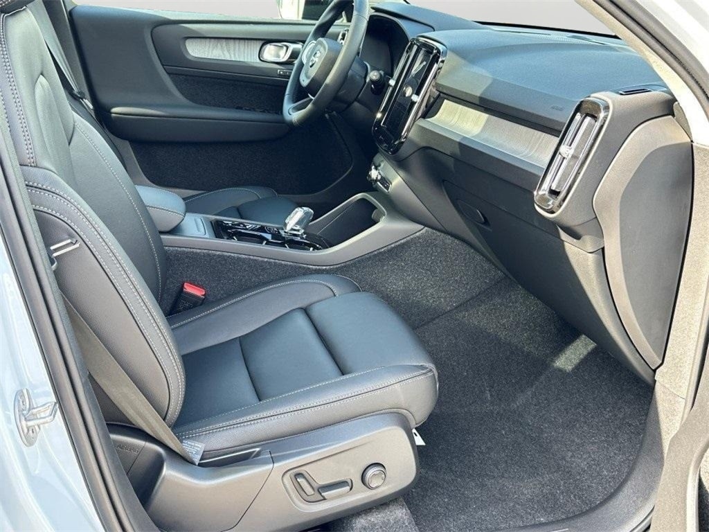 2026 Volvo XC40 Plus - Photo 10
