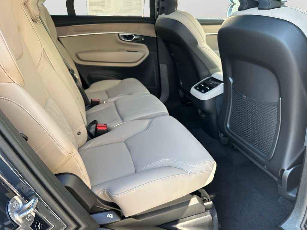 2026 Volvo XC90 Plus - Photo 7