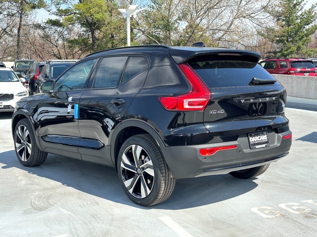 2025 Volvo XC40 photo 2