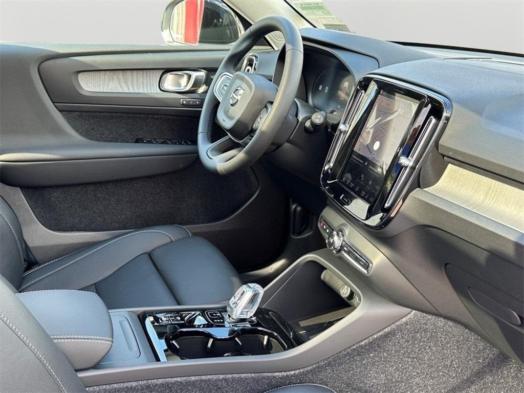 2026 Volvo XC40 Plus - Photo 11