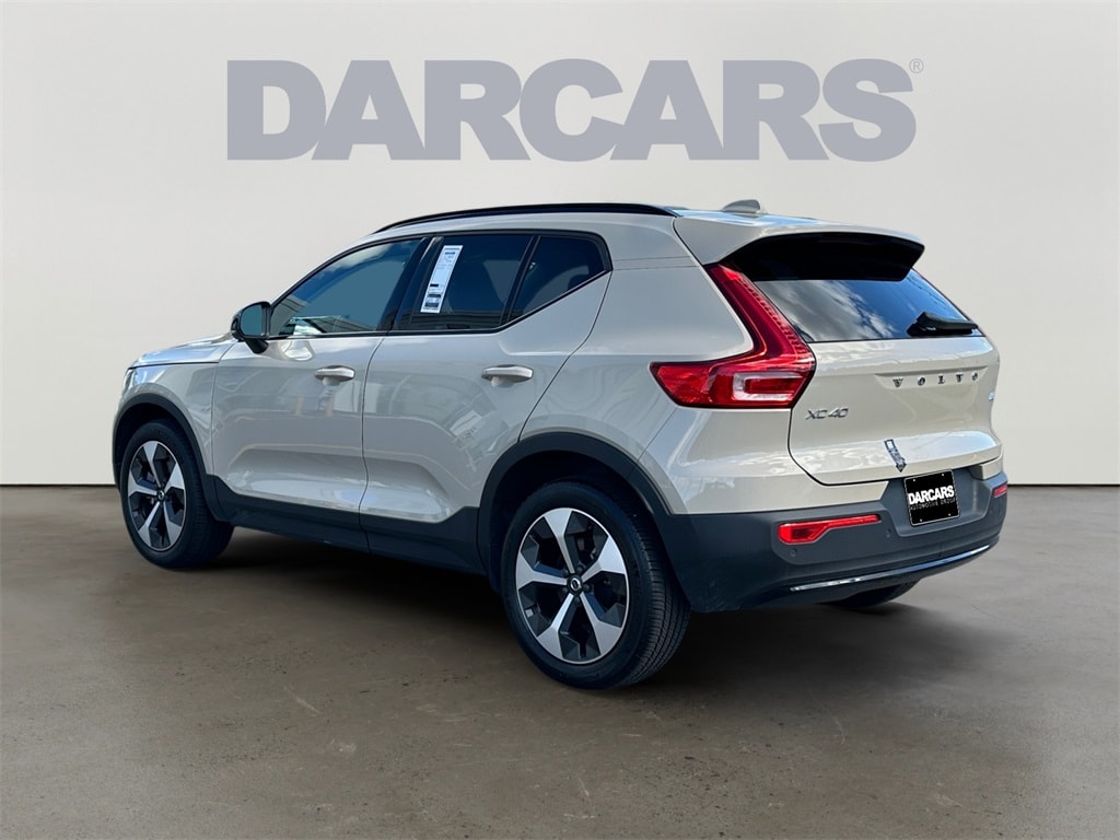 New 2025 Volvo XC40 B5 Plus Dark Theme SUV