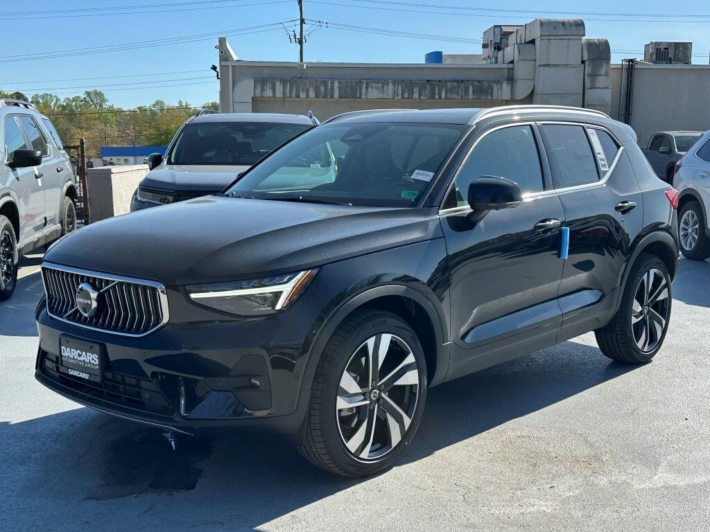 2025 Volvo XC40 photo 2