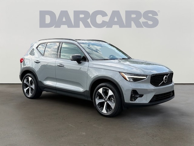 2025 Volvo XC40 B5 Plus Dark Theme SUV