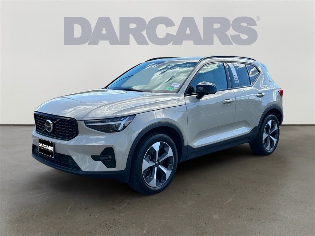 New 2025 Volvo XC40 B5 Plus Dark Theme SUV