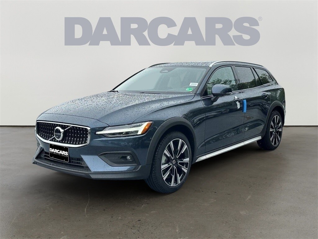 2025 Volvo V60 Cross Country B5 photo 2