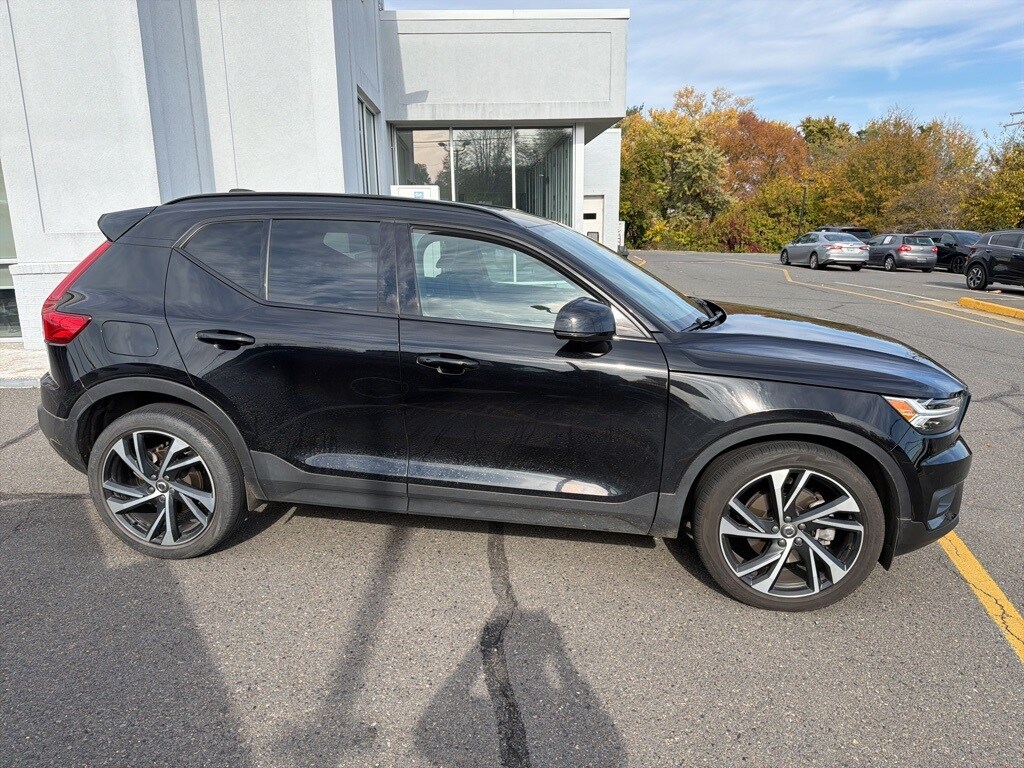 Certified 2022 Volvo XC40 T5 AWD R-Design SUV