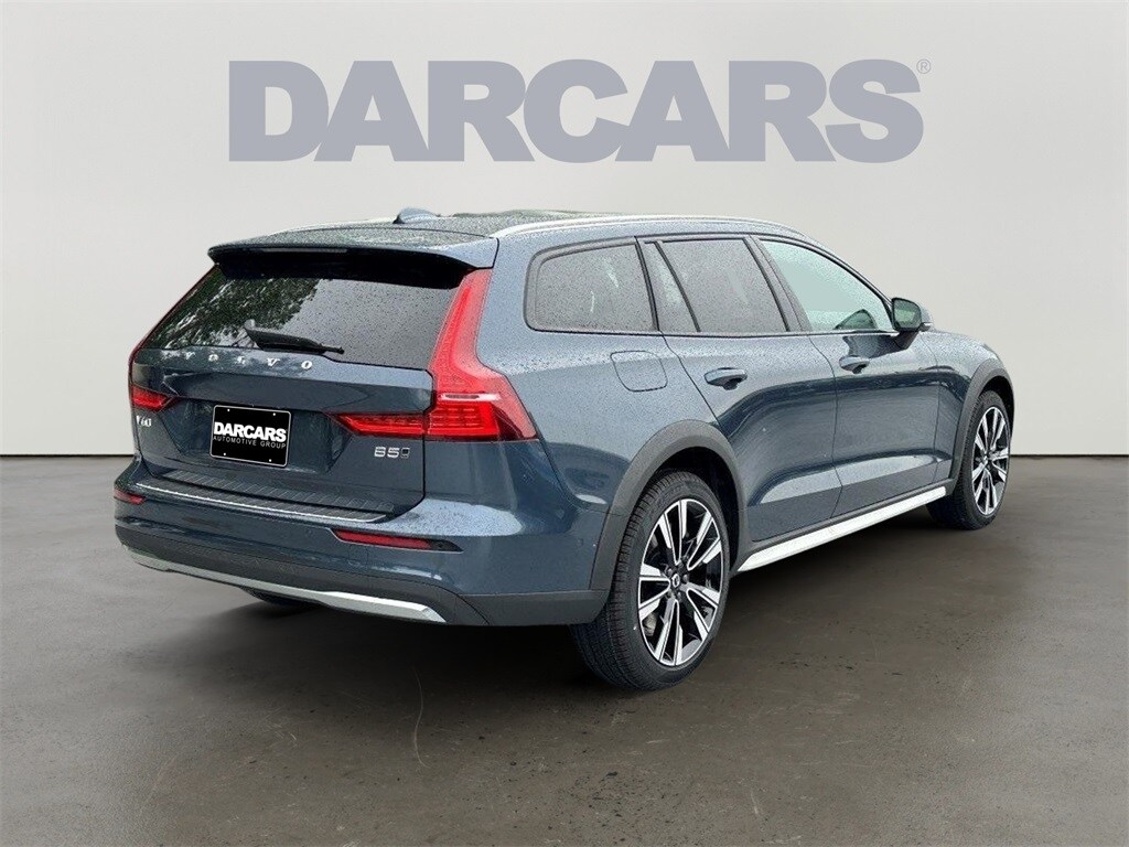 2025 Volvo V60 Cross Country B5 photo 4