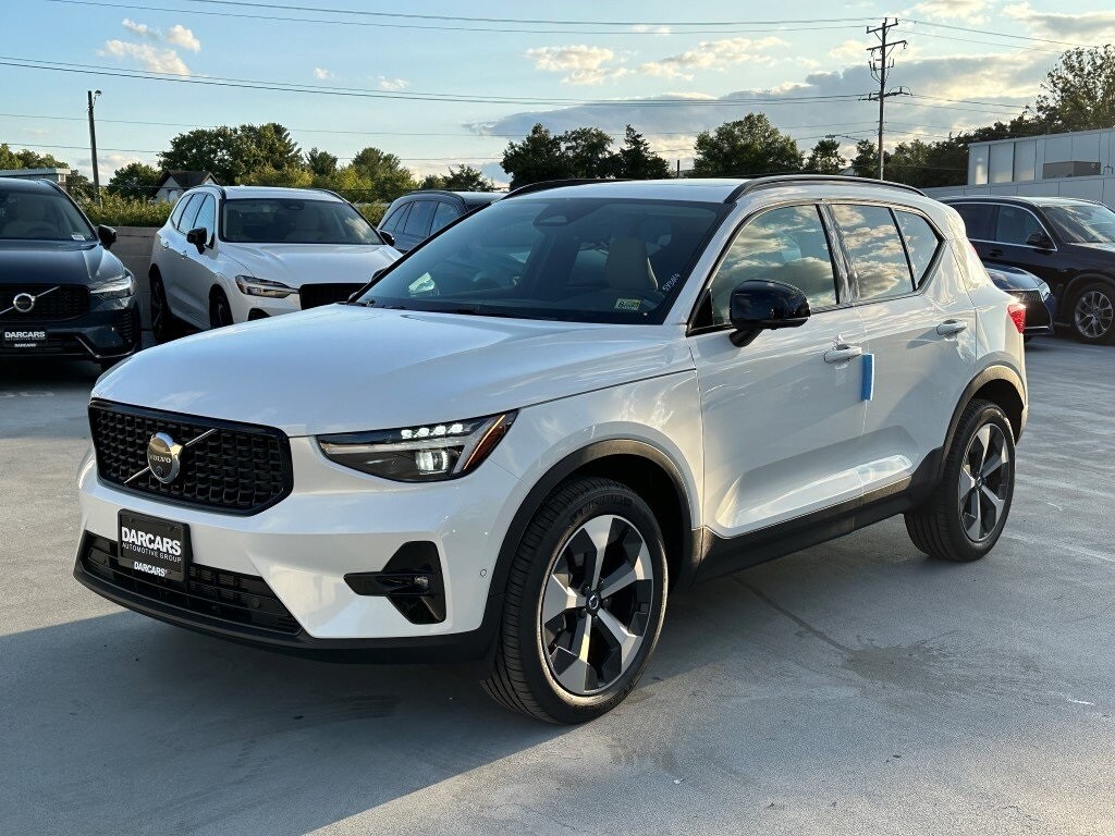 2025 Volvo XC40 Plus photo 2