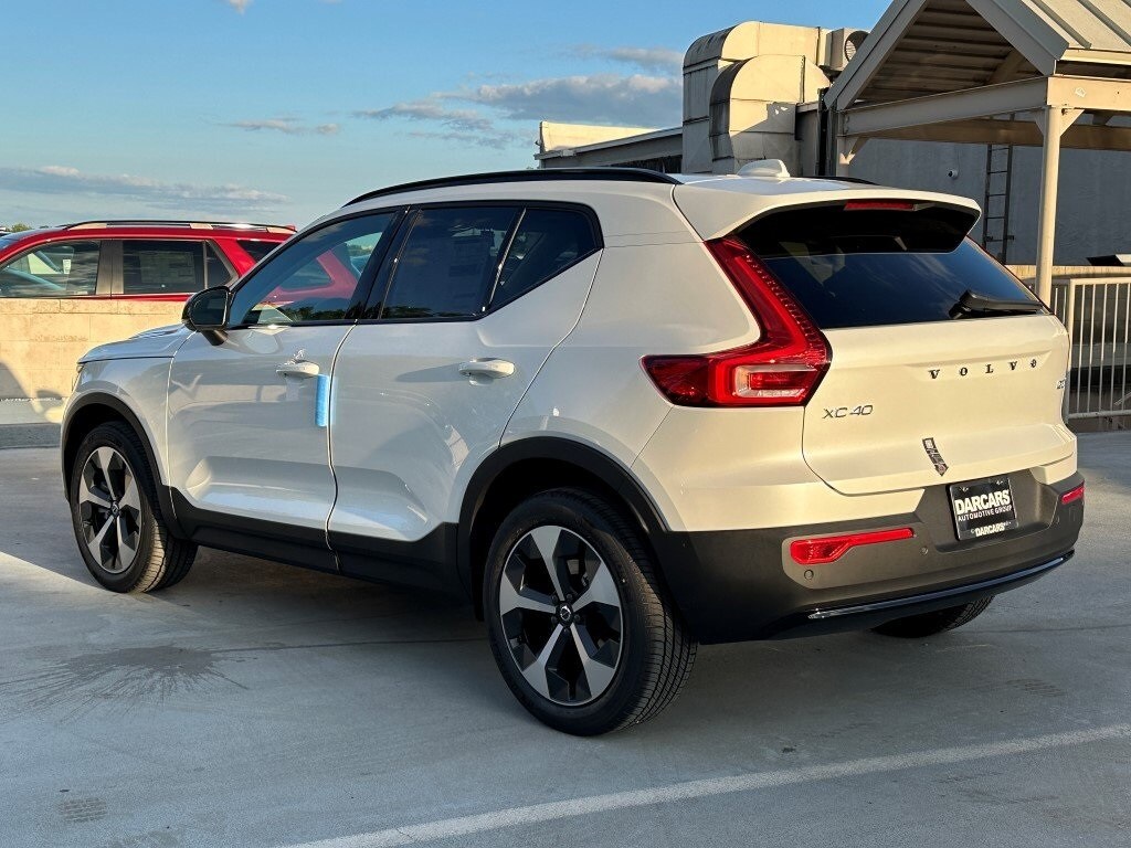 2025 Volvo XC40 Plus photo 3