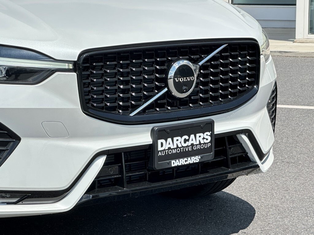 2025 Volvo XC60 B5 Plus photo 2