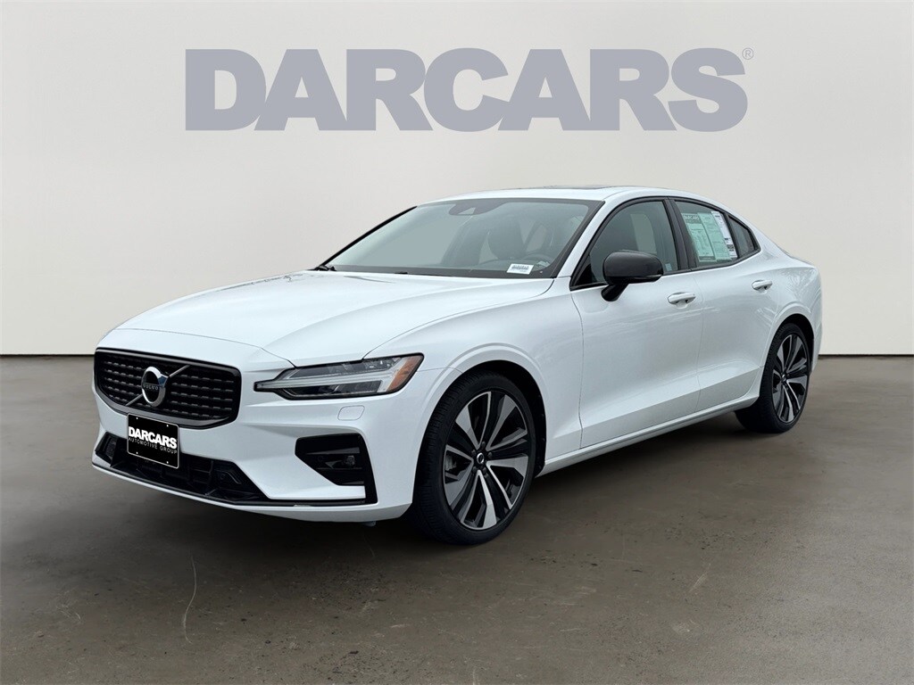 2022 Volvo S60 B5 Momentum photo 3