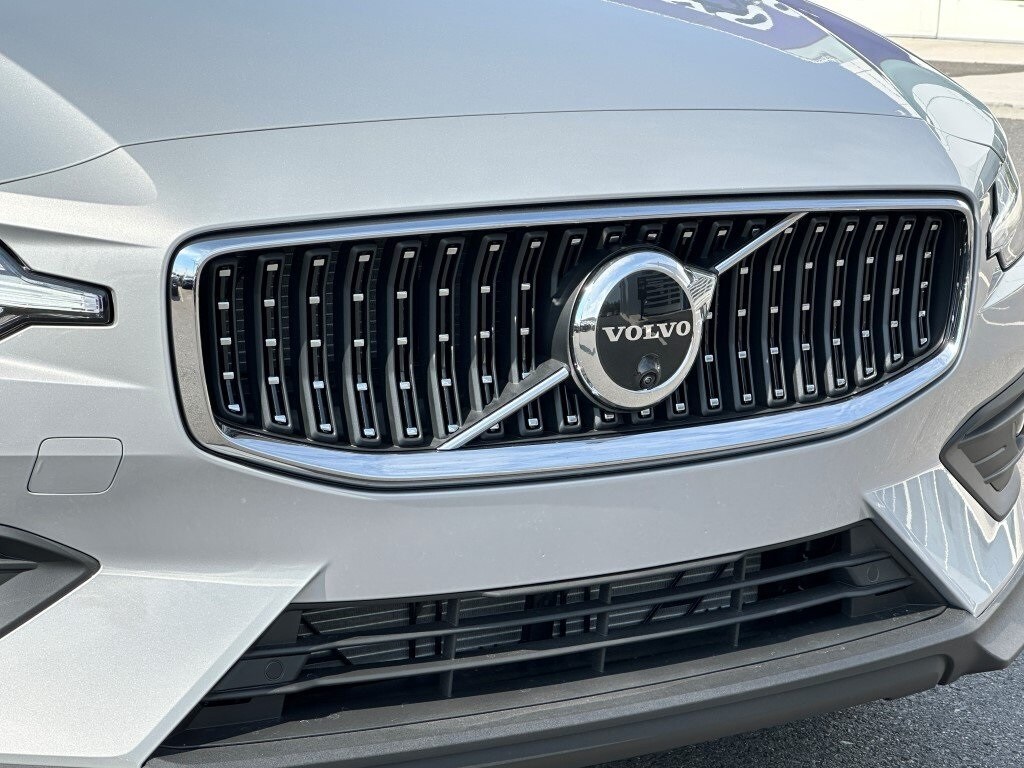 2025 Volvo V60 Cross Country B5 photo 2