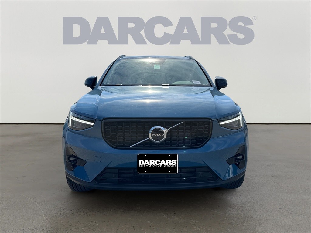 2025 Volvo XC40 photo 2
