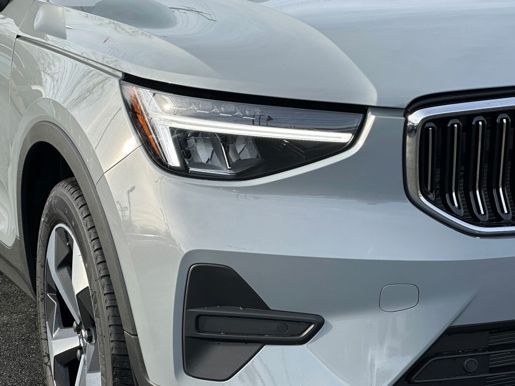 2025 Volvo XC40 Core photo 3