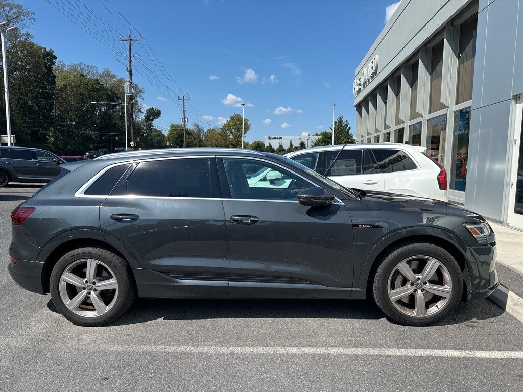 2019 Audi e-tron Premium Plus photo 2