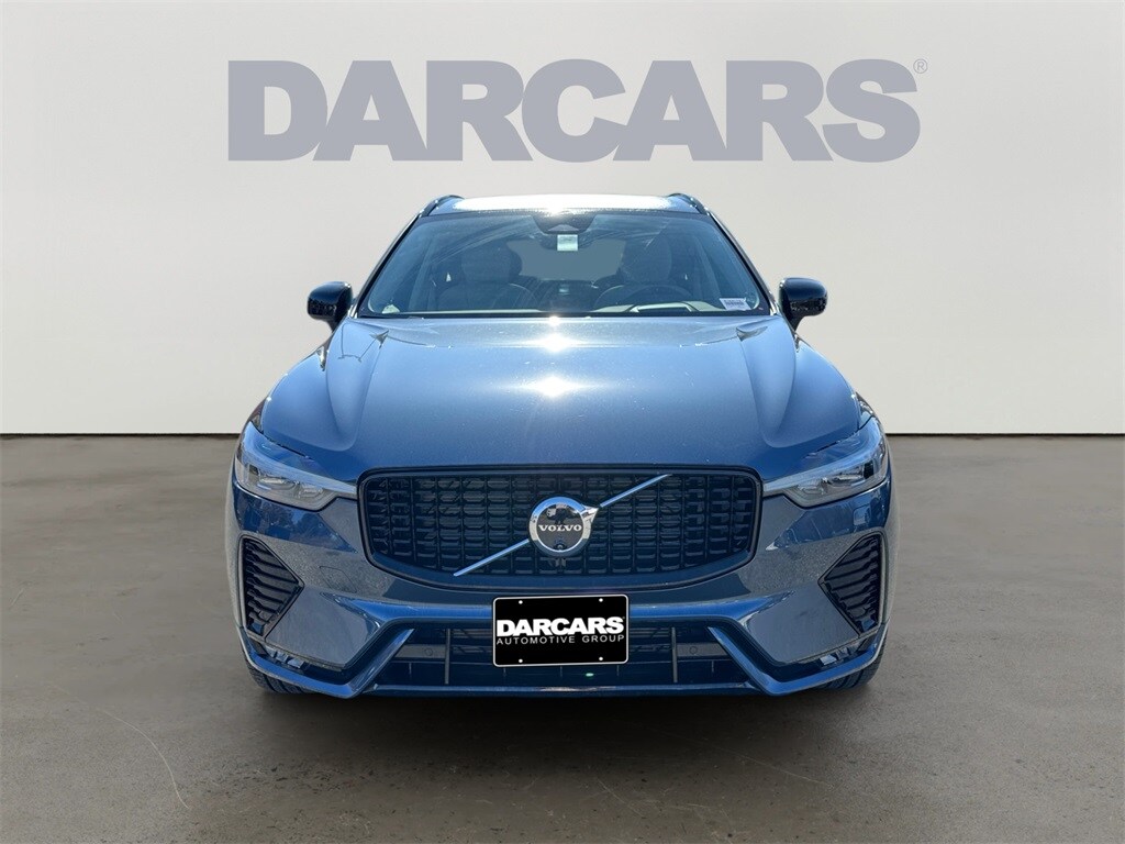 2025 Volvo XC60 B5 photo 2