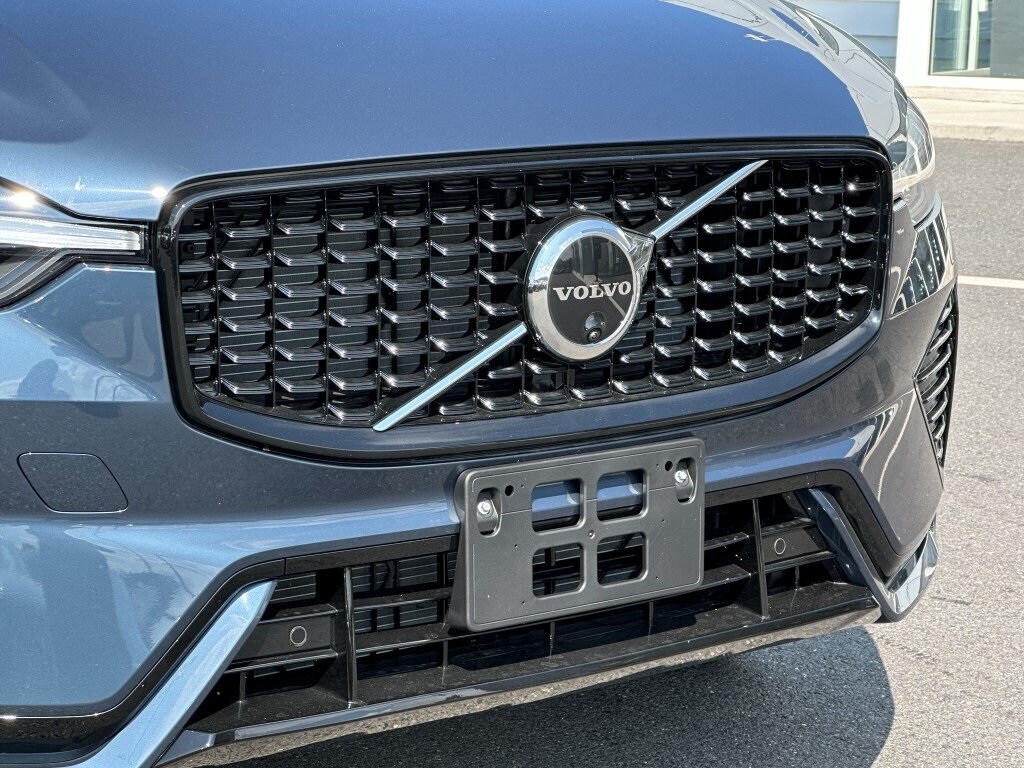 2025 Volvo XC60 B5 photo 2