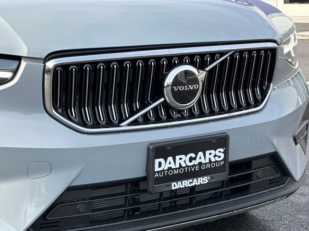2025 Volvo XC40 Core photo 2