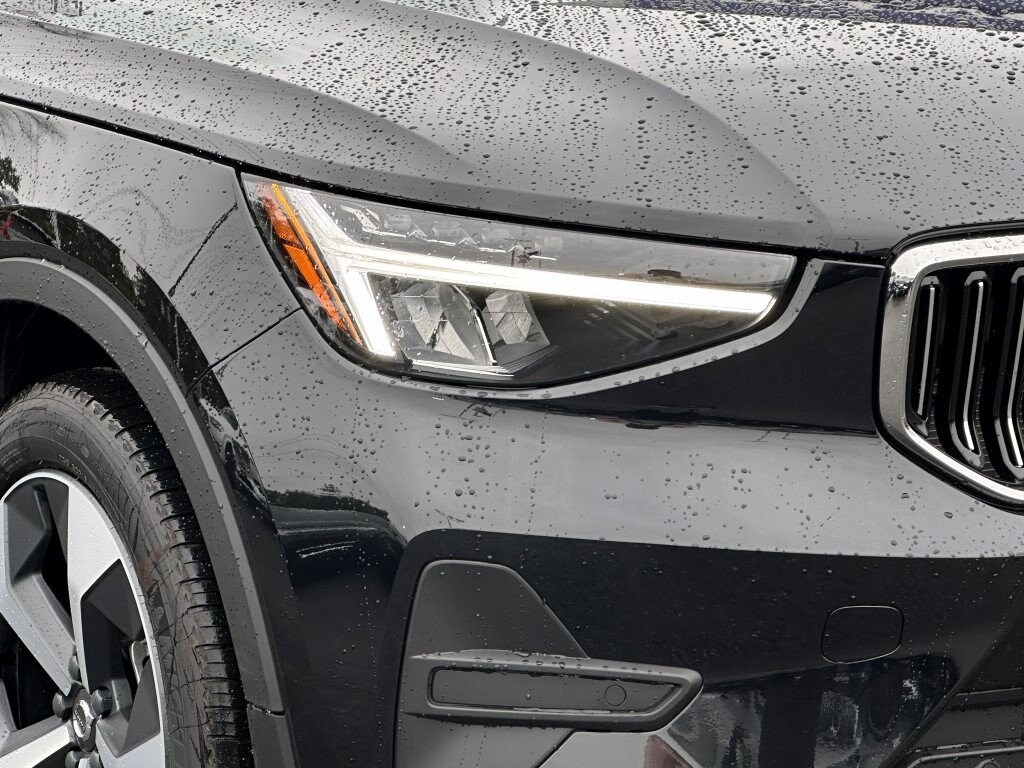2025 Volvo XC40 Core photo 3
