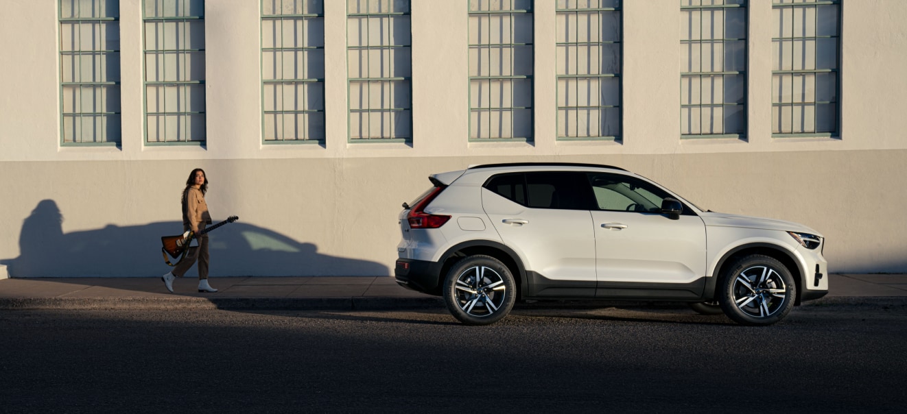2025 Volvo XC40 Core Features
