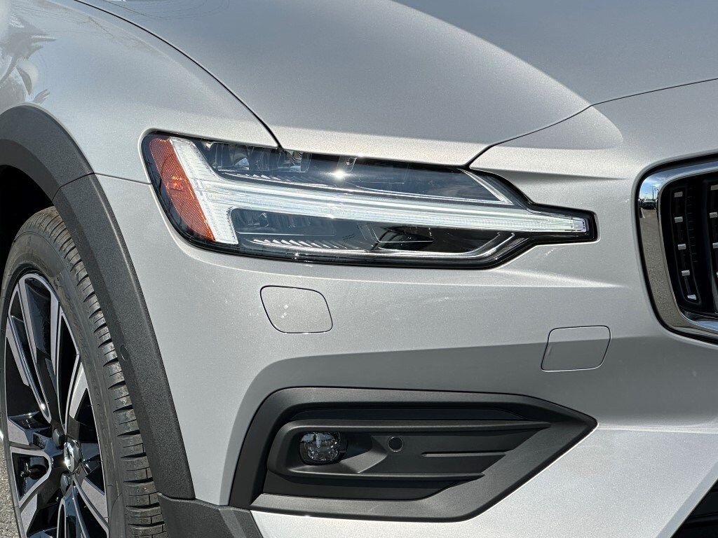 2025 Volvo V60 Cross Country B5 photo 3