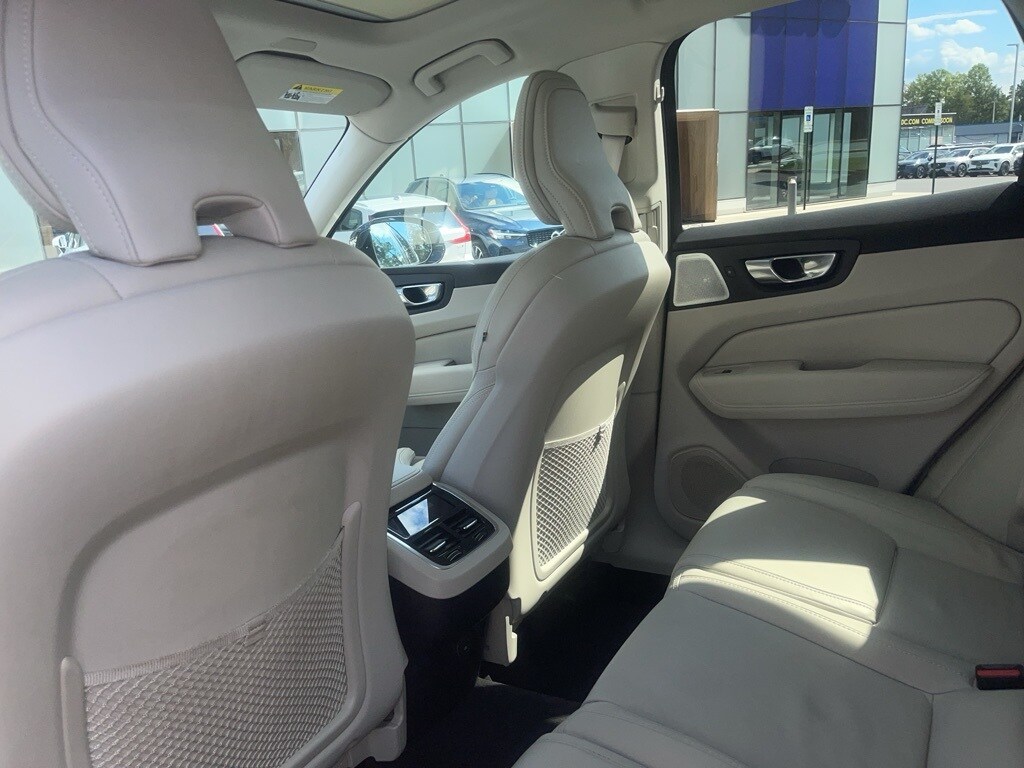2023 Volvo XC60 B5 Ultimate photo 2