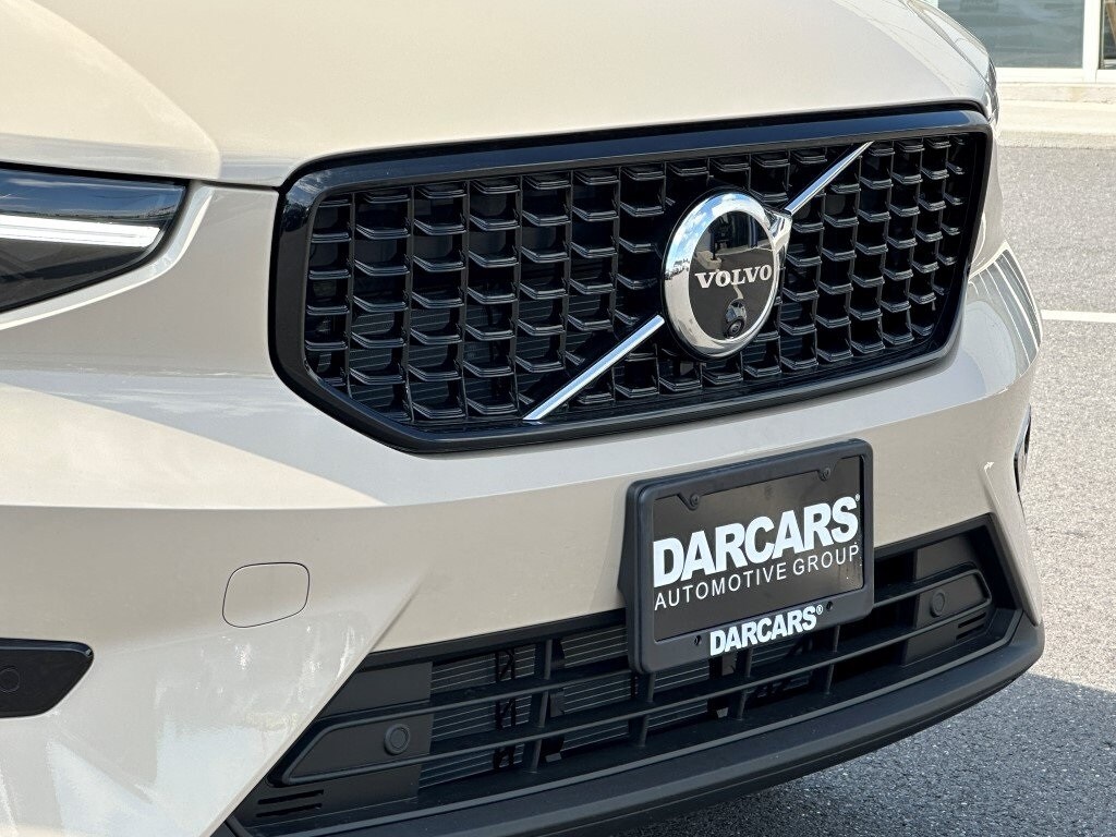 2025 Volvo XC40 Plus photo 2