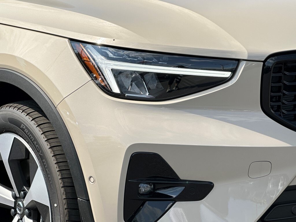 2025 Volvo XC40 Plus photo 3